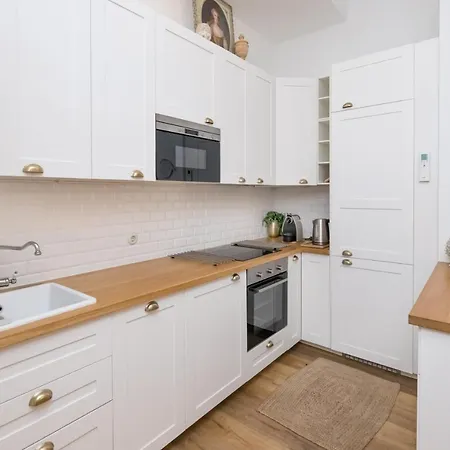 Bhost - Nino Guevara